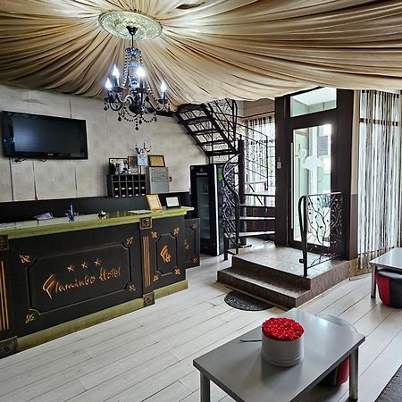 Flamingo Hotel Питещ Екстериор снимка