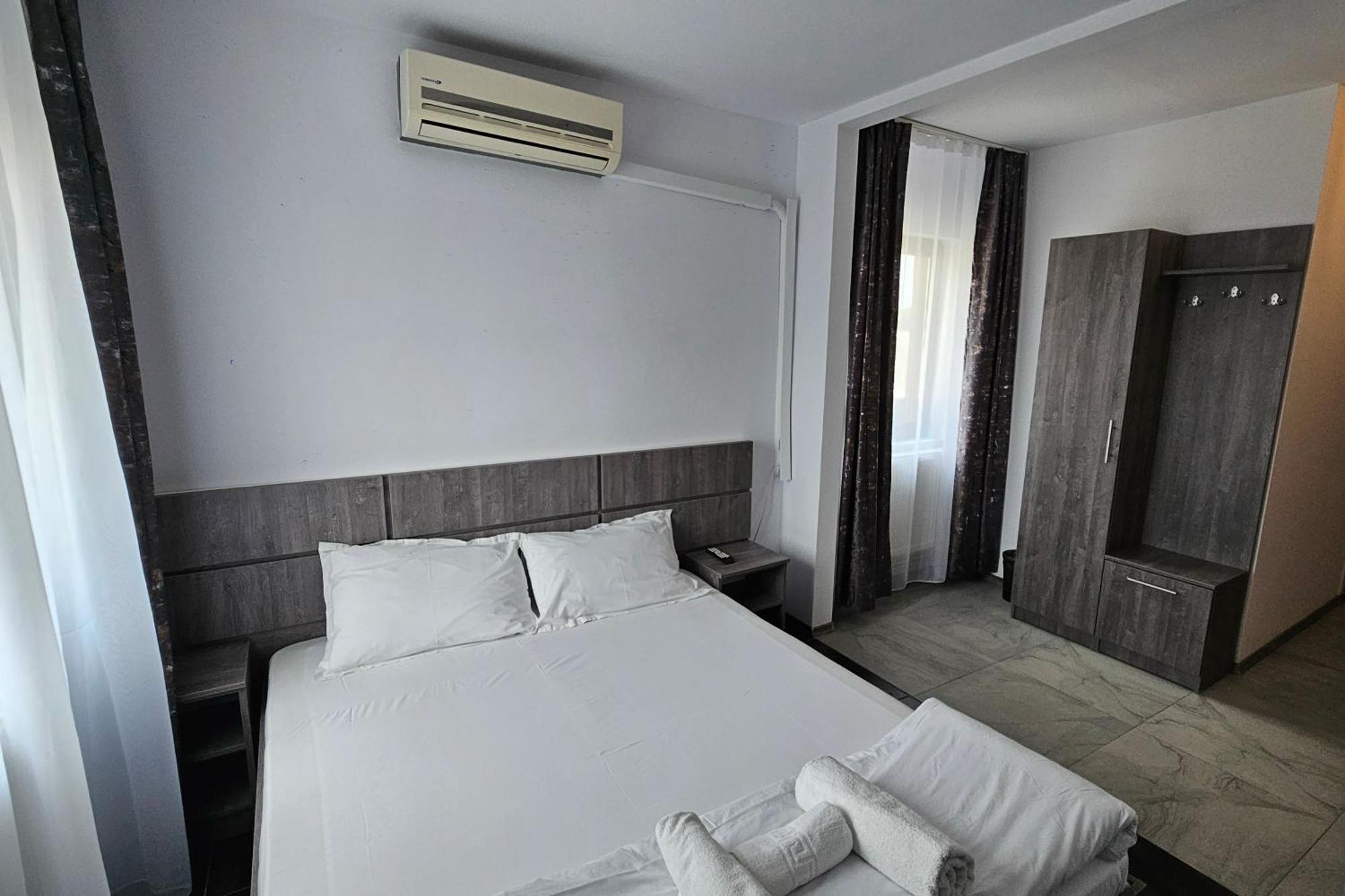 Flamingo Hotel Питещ Екстериор снимка