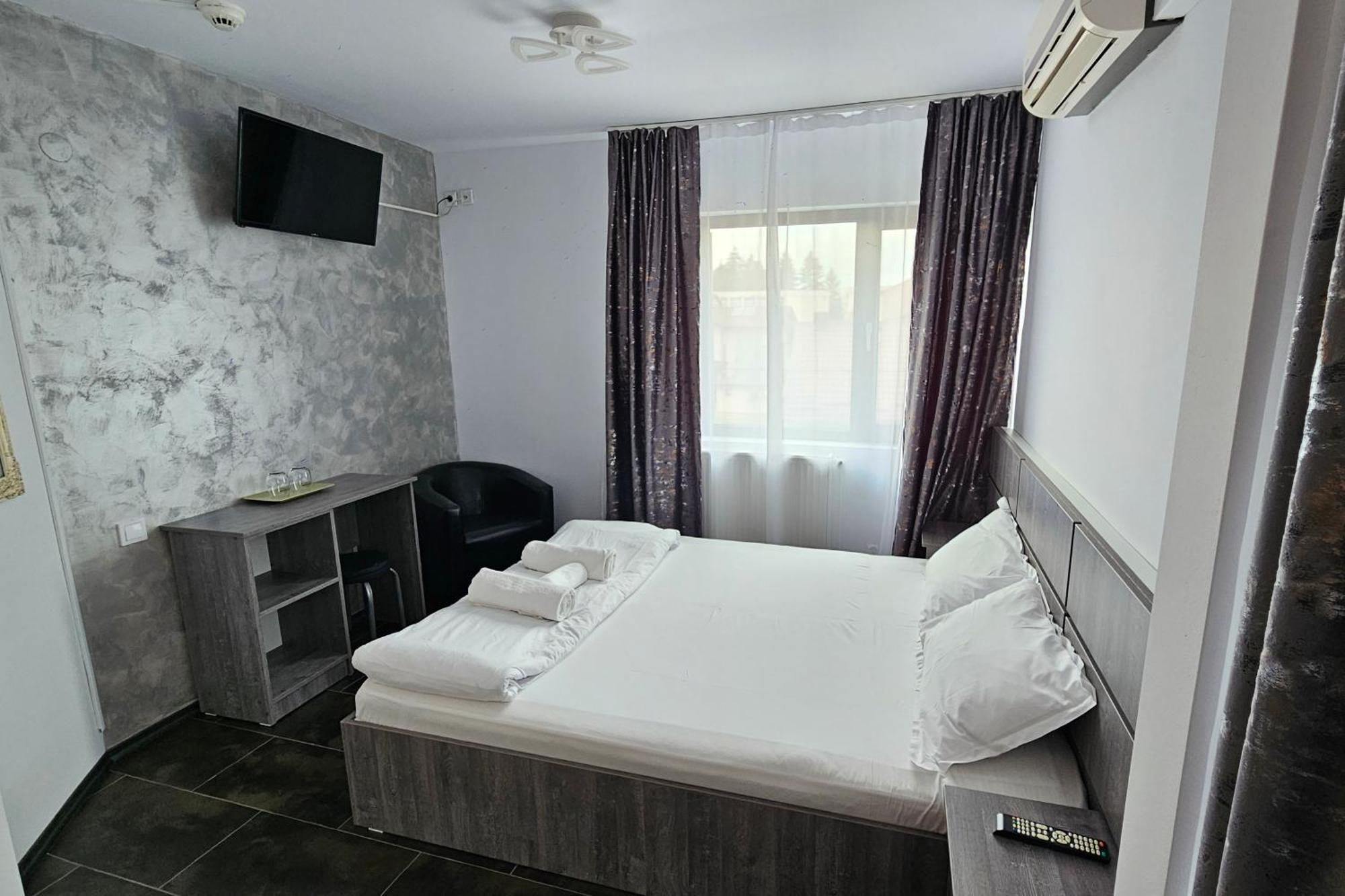 Flamingo Hotel Питещ Екстериор снимка