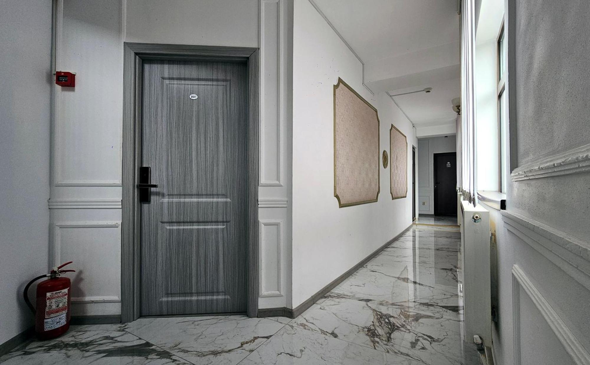 Flamingo Hotel Питещ Екстериор снимка