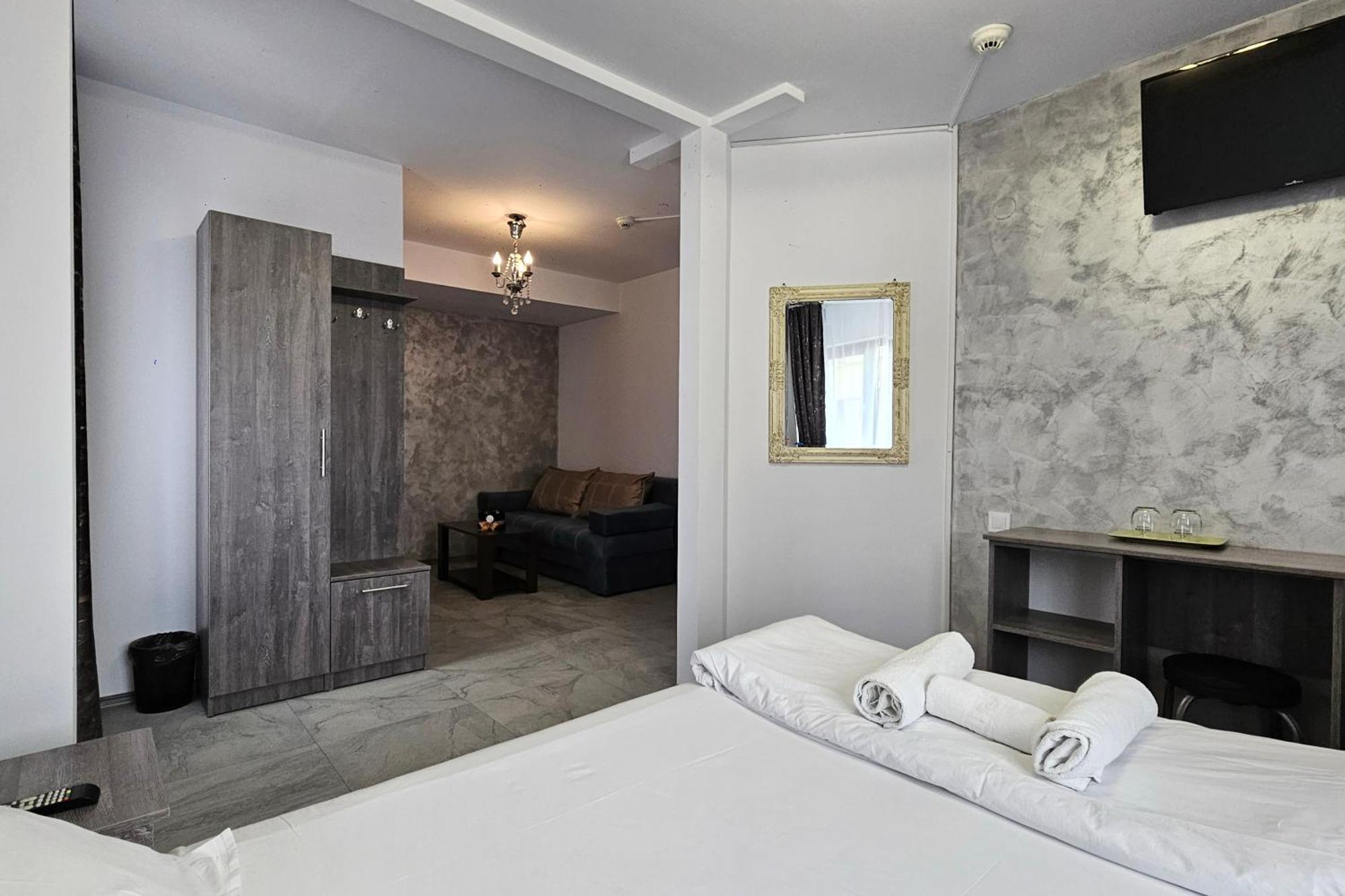Flamingo Hotel Питещ Екстериор снимка