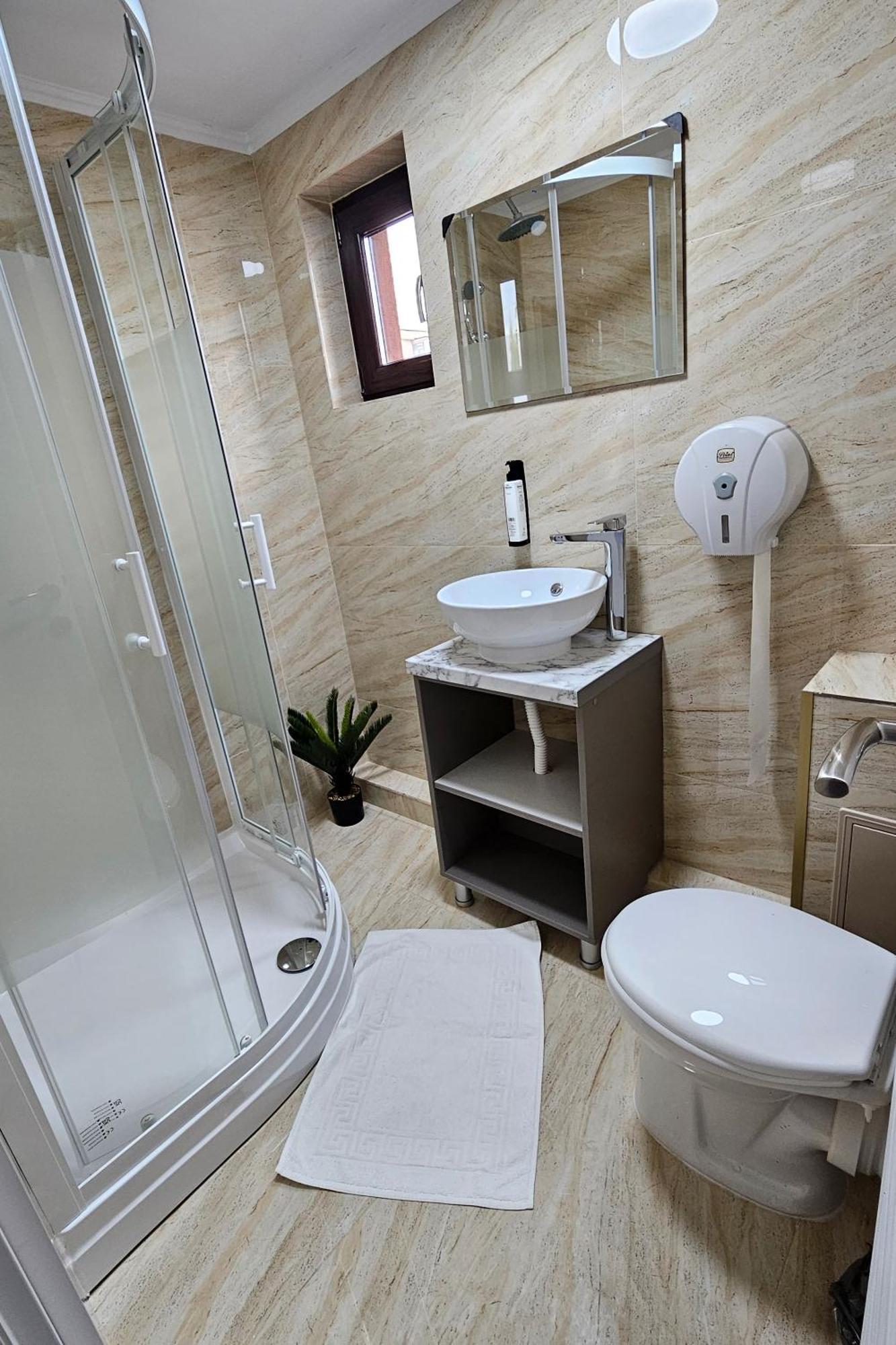 Flamingo Hotel Питещ Екстериор снимка