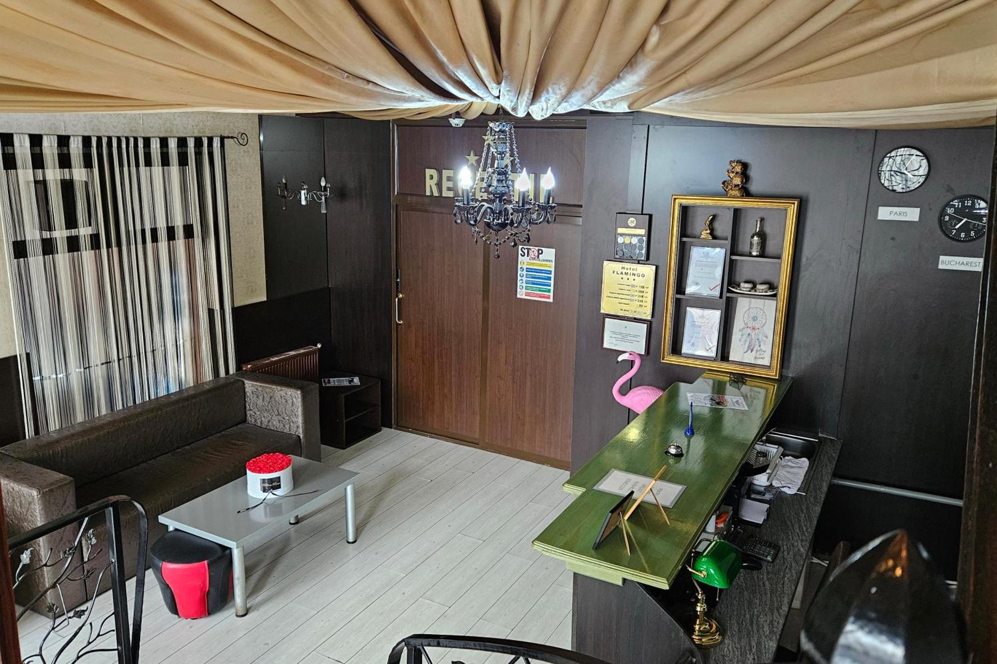 Flamingo Hotel Питещ Екстериор снимка